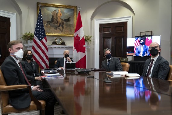 [워싱턴=AP/뉴시스]조 바이든 미국 대통령이 23일 워싱턴DC 백악관 루스벨트룸에서 쥐스탱 트뤼도 캐나다 총리와 화상 정상회담을 하고 있다. 왼쪽부터 제이크 설리번 백악관 국가안보보좌관, 카멀라 해리스 부통령, 바이든 대통령, 토니 블링컨 국무장관, 후안 곤잘레스 백악관 국가안보회의(NSC) 서방 담당 선임국장. 2021.02.24.