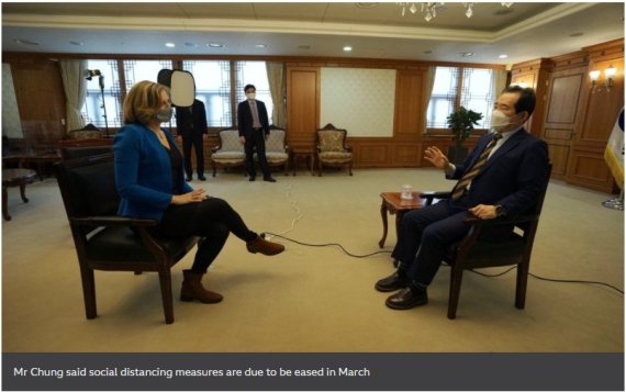 BBC가 2021년 2월 23일(현지시간) 보도한 정세균 총리와의 인터뷰 모습. BBC 온라인 보도화면 갈무리.