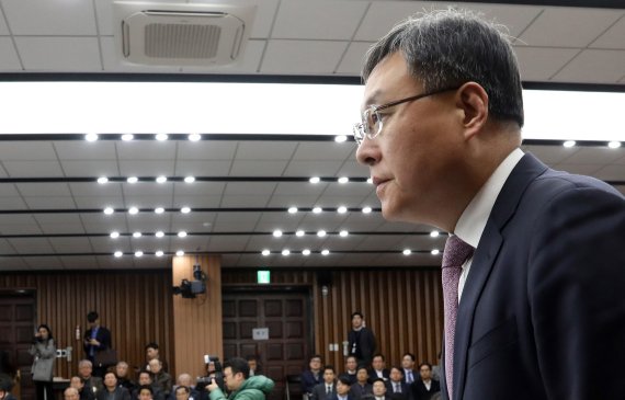 거취 일임한 신현수 수석..文대통령 ‘길어지는 침묵’