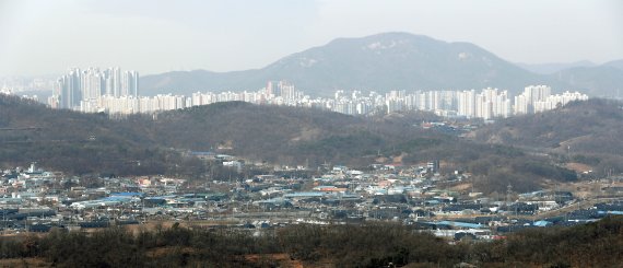 24일 경기 광명시 가학산에서 바라본 6번째 3기 신도시인 경기 시흥시 과림동 일대 전경. 정부는 이날 2·4 공급대책 후속조치로 광명·시흥지구에 7만가구를 공급하는 계획을 발표했다. 뉴시스