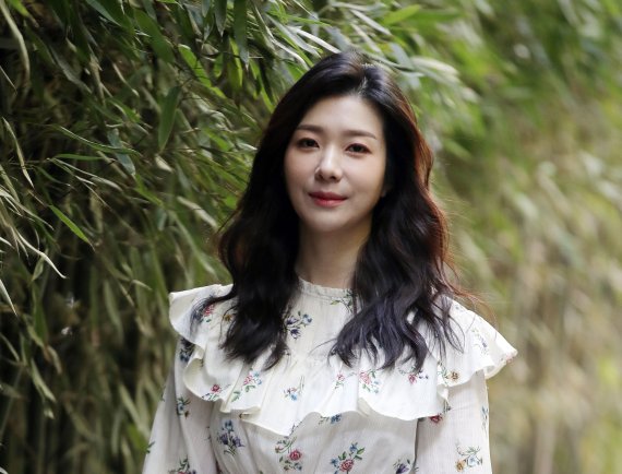 [서울=뉴시스]박미소 기자 = 뮤지컬 '맨오브라만차'에서 알돈자 역을 맡은 배우 김지현이 23일 오전 서울 강남구의 한 카페에서 인터뷰를 하기 전 포즈를 취하고 있다. 2021.02.24. misocamera@newsis.com