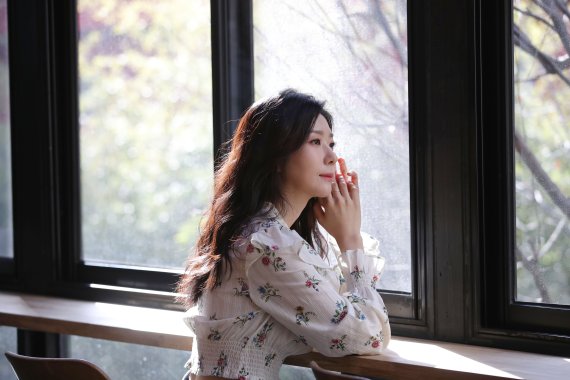 [서울=뉴시스]박미소 기자 = 뮤지컬 '맨오브라만차'에서 알돈자 역을 맡은 배우 김지현이 23일 오전 서울 강남구의 한 카페에서 인터뷰를 하기 전 포즈를 취하고 있다. 2021.02.24. misocamera@newsis.com