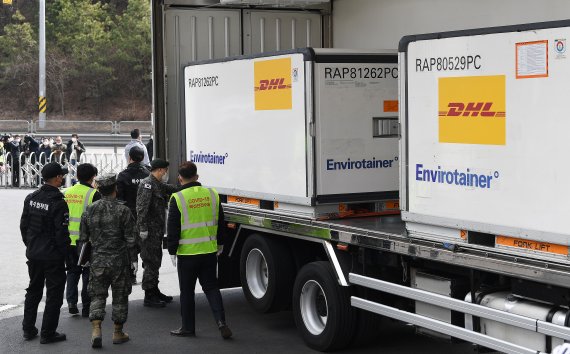 아스트라제네카 코로나 19 백신 국내 첫 출하가 시작된 24일 경기도 이천 지트리비앤티 물류센터에서 관계자들이 백신 차량을 살펴보고 있다. 이날 물류센터에 도착한 백신은 정부가 계약한 75만명분의 일부인 15만명 분으로 하루 뒤인 25일부터 전국 각지 보건소와 요양병원으로 순차적으로 운송될 예정이다. 2021.2.24/뉴스1 © News1 사진공동취재단