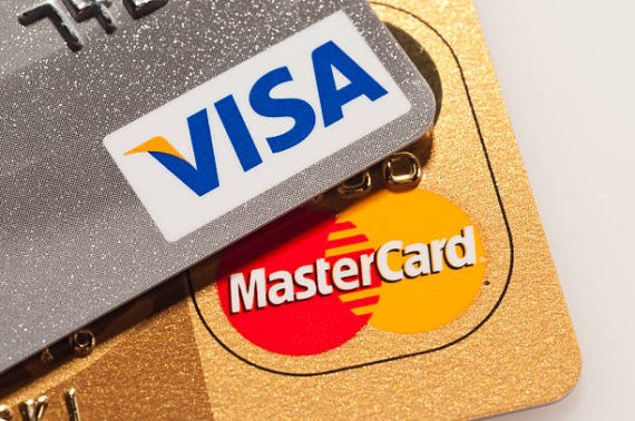 글로벌 신용카드 업체 비자(VISA)와 마스터카드(Mastercard)가 오는 4월부터 신용카드 수수료를 인상하기로 했다는 관측이 나왔다. 이 때문에 비자와 마스터카드가 준비중인 가상자산 결제 확산에 희소식이 될 것이라는 예상도 함께 나왔다.