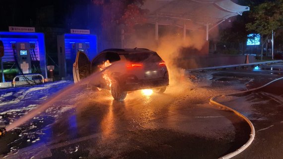 지난해 10월17일 남양주시 와부읍 주민자치센터 전기차 급속충전소에서 충전 중이던 코나 전기차에 불이 난 모습(남양주 소방서 제공). © 뉴스1