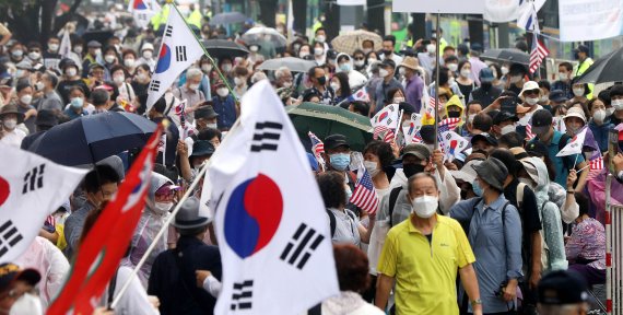 지난해 광복절인 8월15일 오전 서울 종로구 광화문광장 인근에서 8·15 국민대회 집회에 참가하기 위해 집회 참가자들이 태극기와 성조기를 들고 집결하고 있다. 오는 3·1절 서울 도심에서 예고된 집회는 1478건으로, 경찰은 이 가운데 집회 금지구역 신고 집회 등 102건에 대해서는 금지통고를 내렸다. /사진=뉴시스