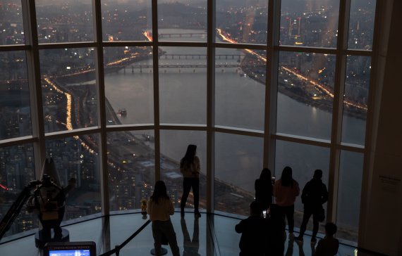 서울스카이에서 일몰 구경. 롯데월드 제공