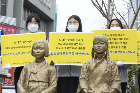 '위안부 망언' 램지어, 일본 재차 옹호..이용수 할머니 "단호한 대처"