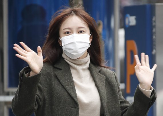 EXID 하니가 25일 오전 서울 양천구 목동SBS에서 열린 라디오 ‘김영철의 파워FM’ 방송을 마티고 퇴근을 하며 인사를 하고 있다. 2021.2.25/뉴스1 © News1 권현진 기자
