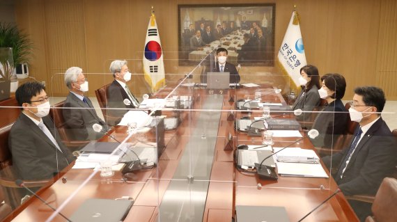 [서울=뉴시스] 이주열 한국은행 총재가 25일 오전 서울 중구 한국은행에서 열린 금융통화위원회 본회의에서 회의를 주재하고 있다. (사진=한국은행 제공) 2021.02.25. photo@newsis.com