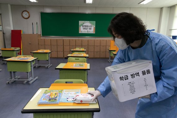 2021학년도 새학기 개학을 일주일가량 앞둔 23일 서울 시내의 한 초등학교에서 교직원이 방역물품을 준비하고 있다. 2021.2.23/뉴스1 © News1 이승배 기자