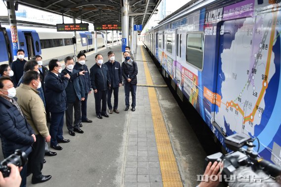 서울시장 보궐선거에서 거대 여야 후보의 부동산 공약이 서울과 수도권 인구 쏠림을 불러 올 것이라는 지적이 비수도권 지자체를 중심으로 제기되고 있다. 지자체들은 인구유출이 계속될 겨웅 국가균형발전 정책에도 적지 않은 영향을 미칠 것으로 우려하고 있다. 사진은 지난 2월 25일 부산 부전역을 찾은 문재인 대통령이 지방 경쟁력 강화차원에서 추진 중인 동남권 광역철도망 사업에 대하 보고를 받고 있다. /사진=fnDB