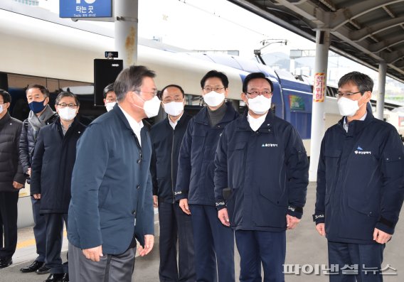 동남권 메가시티 실현을 위한 전략 발표가 25일 부산 부전역에서 열렸다. 이 자리에는 문재인 대통령과 송철호 울산시장, 김경수 경상남도지사, 이병진 부산시장 권한대행, 정부 부처 인사들이 참석했다. /사진=울산시 제공