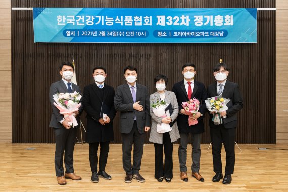 [서울=뉴시스]24일 한국건강기능식품협회가 개최한 '제32차 정기총회'에서 식약처장상을 받은 영광의 얼굴들