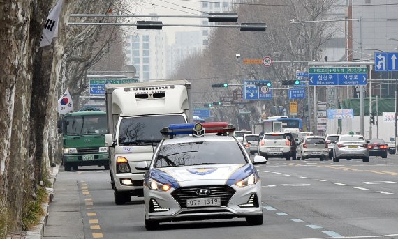 전국 요양병원·시설의 입원자 및 종사자에 대한 코로나19 백신 접종을 하루 앞둔 25일 오전 대구 중구보건소에 아스트라제네카(AZ) 백신 이송 차량이 도착하고 있다. 2021.2.25 /뉴스1 © News1 공정식 기자