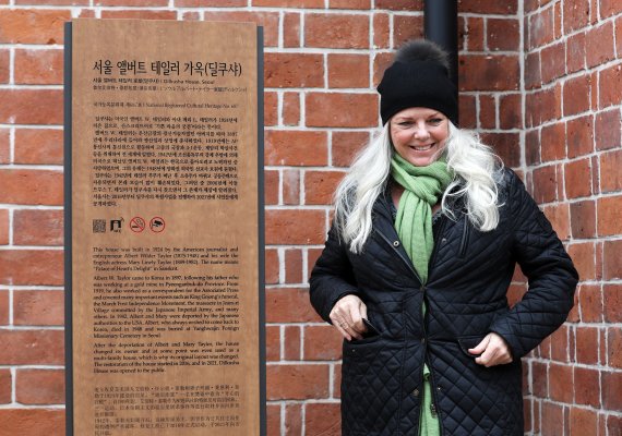 25일 오후 서울 종로구 딜쿠샤 전시관에서 열린 시설 투어 행사에서 유물 기증자인 앨버트 테일러의 손녀 제니퍼 L. 테일러가 전시관을 둘러보며 환하게 웃고 있다. 2021.2.25/뉴스1 © News1 오대일 기자