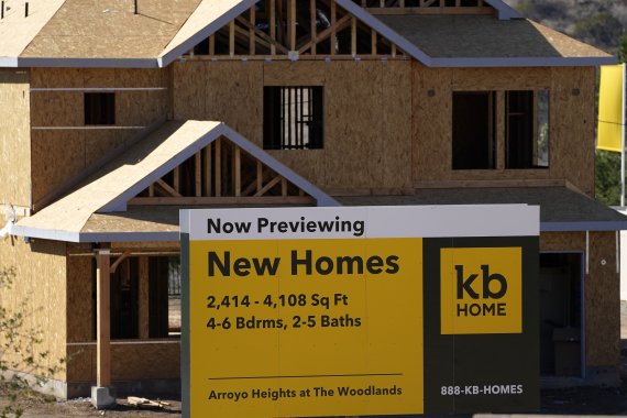 지난 2월2일(현지시간) 미국 캘리포니아주 시미밸리에 신축 중인 주택 건설 현장에 판매를 알리는 광고가 세워져있다.AP뉴시스