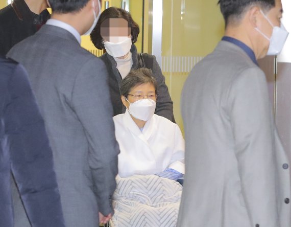 박근혜, '벌금·추징금 215억' 미납..강제집행 절차 돌입
