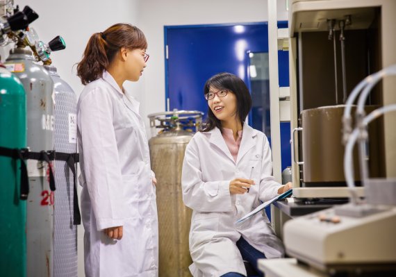 3월 서울대학교 화학교육과 교수 임용을 앞두고 있는 김진영 박사(오른쪽)와 문회리 교수.(UNIST 제공) © 뉴스1
