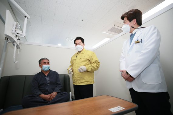 백군기 용인시장이 26일 흥덕우리요양병원을 찾아 용인시에서 1호로 코로나19 백신을 맞은 곽세근씨를 응원하고 있다.(용인시 제공)© News1