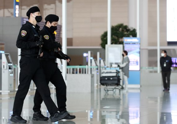 유튜브에 인천국제공항을 테러하겠다는 영상이 올라와 경찰이 수사에 나섰다. 인천공항경찰단과 인천공항공사 등에 따르면 오는 3월1일 오전 11시에 인천공항을 테러하겠다는 10초 내외 영상이 유튜브에 올라왔다. 이에 따라 인천공항공사는 인천공항의 근무강화조치를 현 '관심' 단계를 유지하지만, '주의' 단계에 준하는 근무를 실시하고 있다. 사진은 25일 오후 영종도 인천국제공항 제2터미널에 무장 경찰들의 모습. 2021.2.25/뉴스1 © News1 김진환 기자