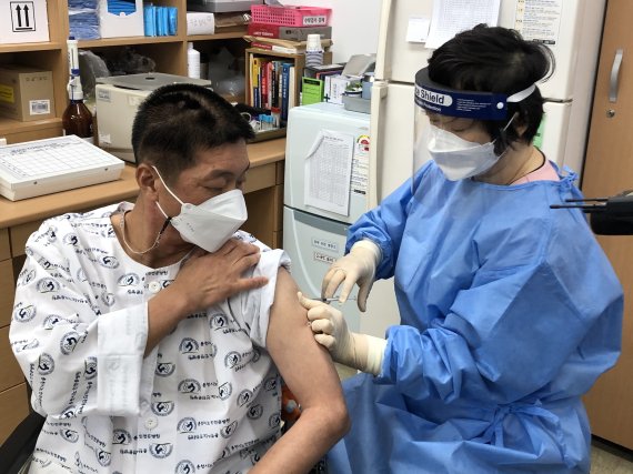 26일 강원 춘천시노인전문병원에서 춘천 1호 백신 접종자인 김영선씨가 백신을 맞고 있다.(춘천시 제공) 2021.02.26./뉴스1