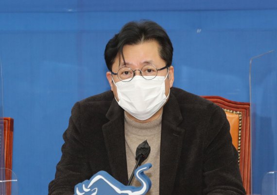 [서울=뉴시스]김진아 기자 = 홍익표 더불어민주당 정책위의장이 17일 오후 서울 여의도 국회에서 열린 규제혁신추진단 2차 전체회의에서 발언하고 있다. 2021.02.17. (공동취재사진) photo@newsis.com