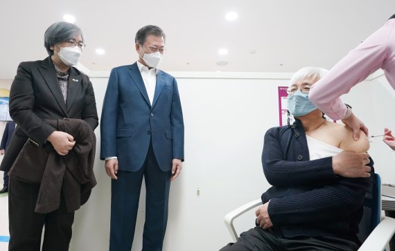 [서울=뉴시스]추상철 기자 = 문재인 대통령과 정은경 질병관리청장이 26일 코로나19 백신 접종 참관을 위해 서울 마포구보건소를 방문해 백신 접종을 받는 김윤태 푸르메 넥슨어린이 재활병원 의사를 지켜보고 있다. 2021.02.26. scchoo@newsis.com <저작권자ⓒ 공감언론 뉴시스통신사. 무단전재-재배포 금지.> /사진=뉴시스화상