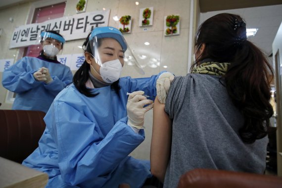 신종 코로나바이러스 감염증(코로나19) 백신 접종 첫날인 26일 광주 북구 비엔날레실버타운 로비에서 북구 보건소 관계자들이 요양시설 종사자들을 상대로 아스트라제네카 백신 접종을 하고 있다. 2021.2.26/뉴스1 © News1 황희규 기자