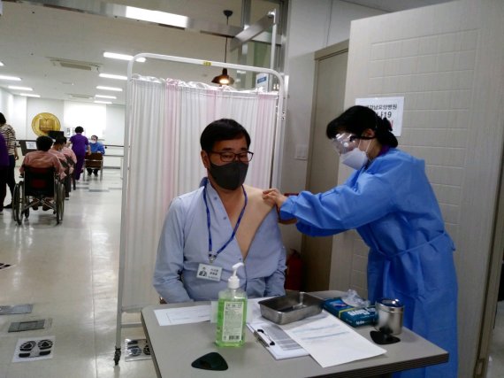 26일 오전 10시 경남 김해지역 1호 코로나19 백신 접종자인 김해강남요양병원 윤종술 이사장이 접종을 하고 있다. (김해시 제공) © 뉴스1 © News1 김명규 기자