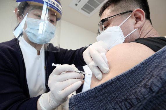 일본에게 무엇이든 이겨야 한다?..백신 접종 이틀 만에..