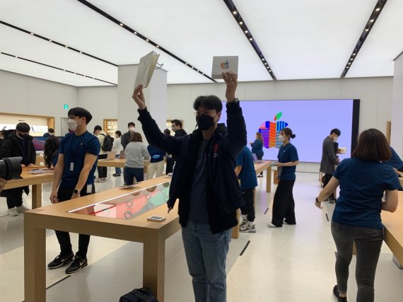 국내 두 번째 애플스토어인 여의도점이 26일 정식으로 개장했다. 사진은 애플스토어 여의도점 1호 방문객인 정성현씨. © 뉴스1