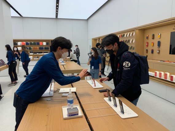 국내 두 번째 애플스토어인 여의도점이 26일 정식으로 개장했다. © 뉴스1