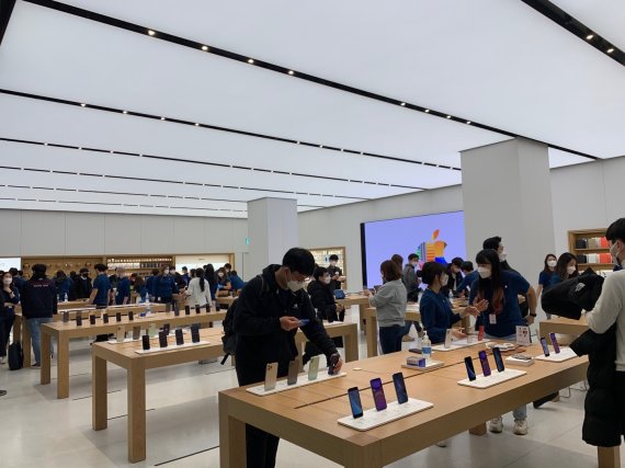 국내 두 번째 애플스토어인 여의도점이 26일 정식으로 개장했다. © 뉴스1