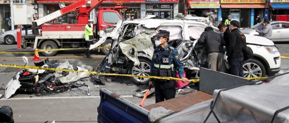 지난 22일 오전 11시42분쯤 광주 서구 양동시장 인근 도로에서 포드 차량 한 대가 알 수 없는 이유로 폭발하는 사고가 발생해 경찰이 사고 현장을 통제, 국립과학수사연구원이 차량을 살펴보고 있다.2021.2.22/뉴스1 © News1 황희규 기자