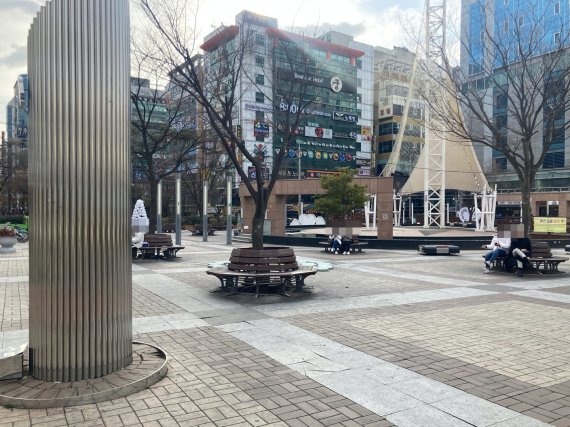 경남 코로나 백신 접종 첫날 시민들의 반응은 기대 반, 걱정 반으로 나타났다. 백신 접종을 환영하더라도 부작용이나 경기 침체 장기화는 우려는 남아있었다. © 뉴스1 김다솜 기자