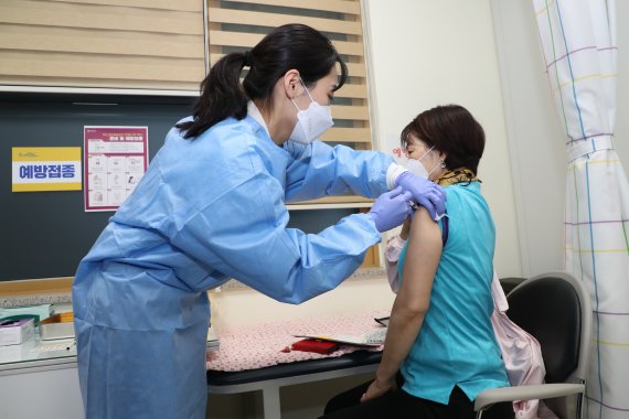 신종 코로나바이러스 감염증(코로나19) 백신인 아스트라제네카(AZ) 첫 접종이 시작된 26일 오전 경남 창원시 의창구 창원보건소에서 김경숙씨(62)가 백신을 맞고 있다.(창원보건소 제공)2021.2.26 /뉴스1 © News1