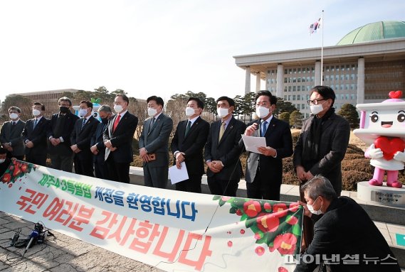 [fn포토] 제주4·3 특별법 개정 “국민 여러분 감사합니다”