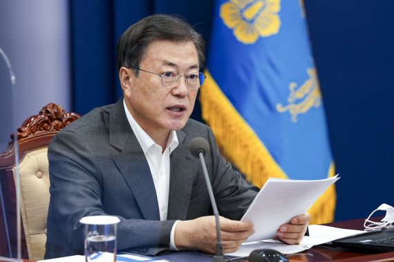 문재인 대통령이 22일 오후 청와대에서 열린 수석·보좌관 회의에 참석해 발언하고 있다. 2021.2.22/뉴스1 © News1 이광호 기자
