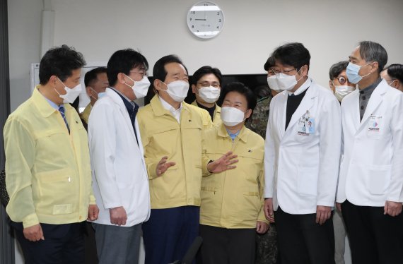 [서울=뉴시스]사진공동취재단 = 정세균 국무총리가 27일 오전 서울시 중구 을지로 국립중앙의료원 중앙예방접종센터를 방문, 현황보고를 받으며 관계자들과 대화하고 있다. 2021.02.27. photo@newsis.com