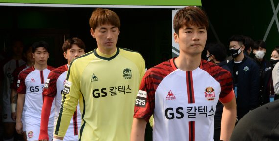 [전주=뉴시스] 김얼 기자 = '하나원큐 K리그1 2021' 전북현대모터스와 FC 서울의 경기가 열린 27일 전북 전주시 전주월드컵경기장에서 FC 서울 기성용 선수가 경기장으로 들어서고 있다. 2021.02.27.pmkeul@newsis.com