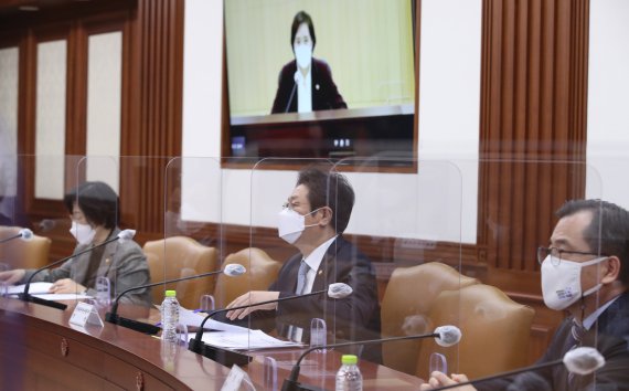 [서울=뉴시스]김명원 기자 = 황희 문화체육관광부 장관, 정영애 여성가족부 장관이 24일 서울 종로구 정부서울청사에서 영상으로 열린 제4차 사회관계장관회의 겸 제1차 사람투자인재양성협의회에 참석해 유은혜 부총리의 발언을 경청하고 있다. 2021.02.24. kmx1105@newsis.com