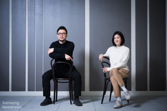 [서울=뉴시스] 삼성전자 무선사업부 최정건 디자이너와 장민영 디자이너 (제공=삼성전자)