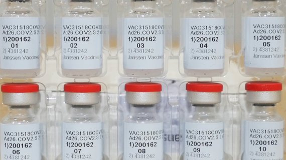 미국 식품의약청(FDA)가 2월 27일(현지시간) 긴급사용을 승인한 존슨앤드존슨(J&J)의 코로나19 백신. 사진=AP뉴시스