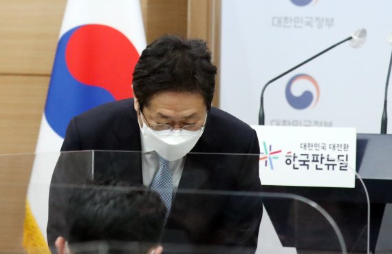 황희 문화체육관광부 장관이 24일 오후 서울 종로구 정부서울청사 별관 브리핑룸에서 학교운동부 폭력근절 및 스포츠 인권보호 체계 개선방안을 발표에 앞서 인사를 있다. 2021.2.24/뉴스1 © News1 김명섭 기자