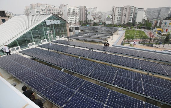 서울시가 지난 2017년에 발표한 '2022년 태양의 도시, 서울' 종합계획 목표를 절반수준인 500메가와트(MW)로 하향조정했다. 서울 방화대로 공항고등학교 옥상에 설치된 태양광 패널의 모습이다.
