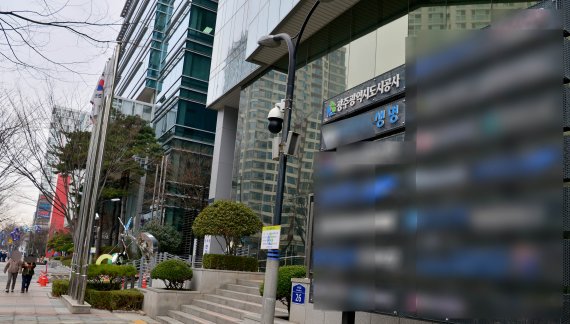 [광주=뉴시스] 23일 오후 광주 서구 치평동 한 보험사 콜센터 사무실에서 코로나19 확진자가 잇따라 발생, 해당 건물 주변에 인적이 눈에 띄게 줄었다. 2021.02.23. photo@newsis.com