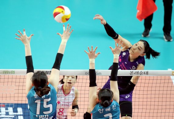 [서울=뉴시스]김병문 기자 = 28일 오후 서울 중구 장충체육관에서 열린 프로배구 V리그 여자부 흥국생명과 GS칼텍스의 경기, 흥국생명 김연경이 공격을 시도하고 있다. 2021.02.28. dadazon@newsis.com