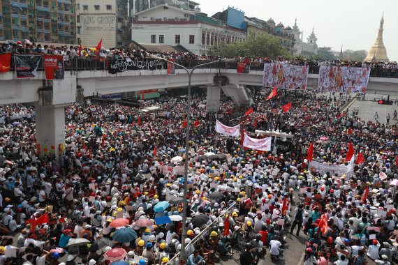 22일 미얀마 양곤 시내의 한 교차로에 군부 쿠데타 반대 시위대가 모여들고 있다. 군사 정권의 유혈진압 위협에도 미얀마 전역에서 총파업이 벌어져 수백만 명이 거리로 쏟아져 나왔다. AP뉴시스