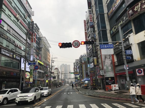 경남 창원시 성산구 상남동 고인돌사거리에 설치된 교통표지판./제공=경남도